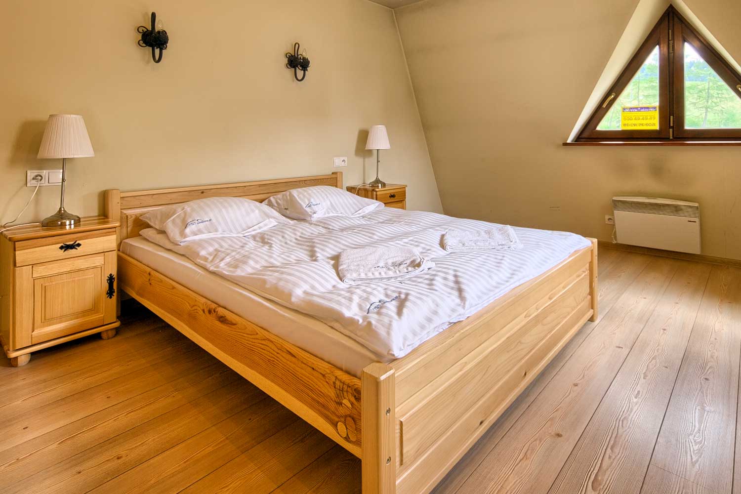 Sypialnia z wygodnym dużym łóżkiem w apartamencie Pacyfik